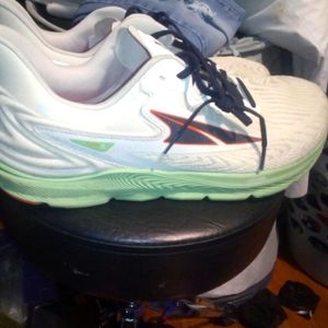 Men's open boxed shoes